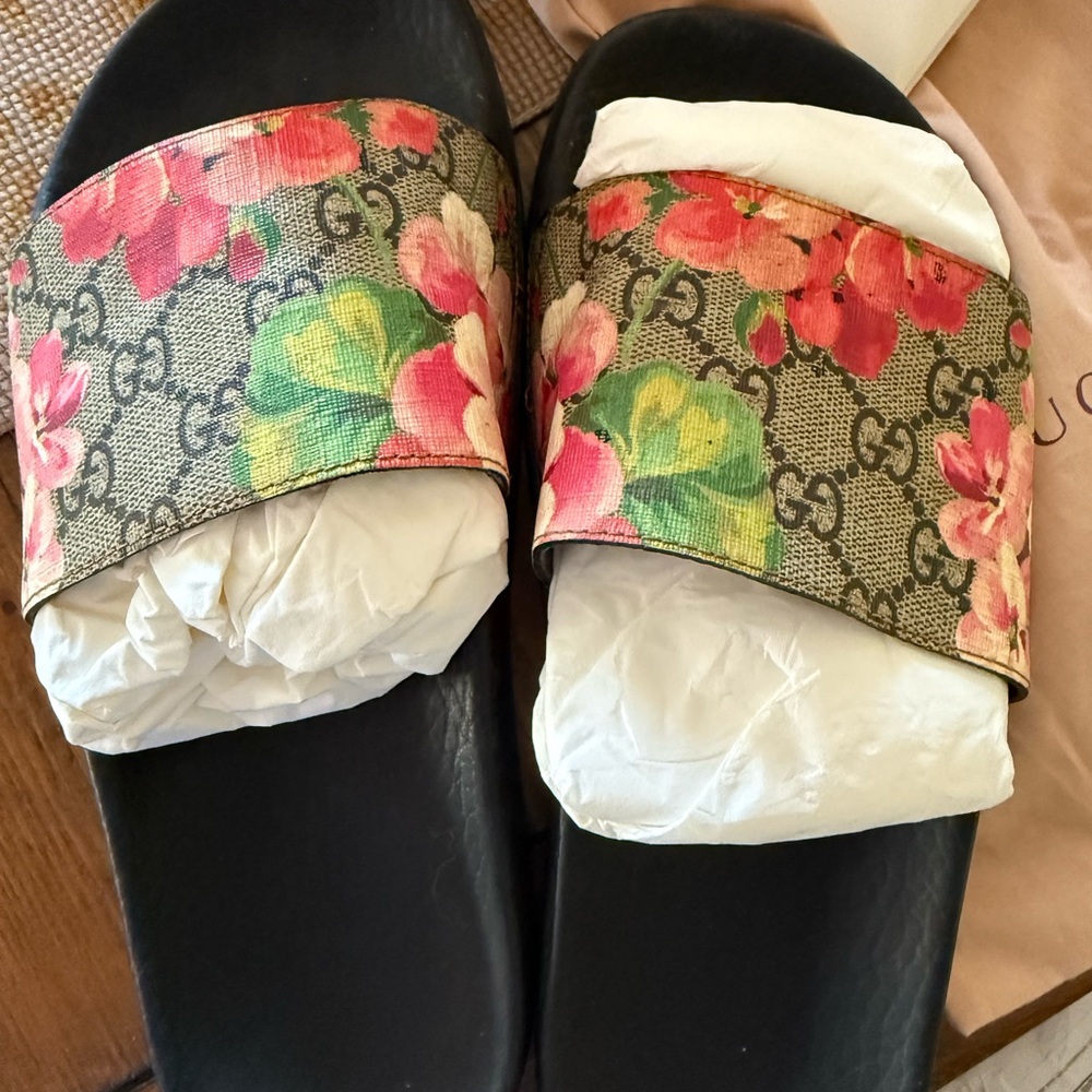 Gucci GG Supreme St. Blooms PL. 
Floral Slides w/ box and authenticity booklet.